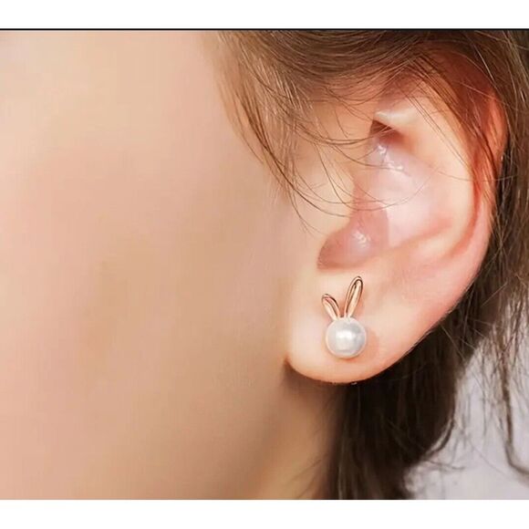 New In Packaging 1 Pair Easter Bunny Faux Pearl Push Back‎ Earrings - Picture 1 of 2